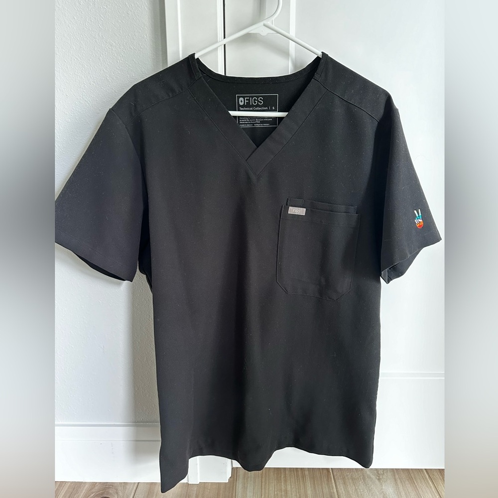 Figs Scrub Top - Men’s Black Slim Leon Three-Pocket Scrub Top